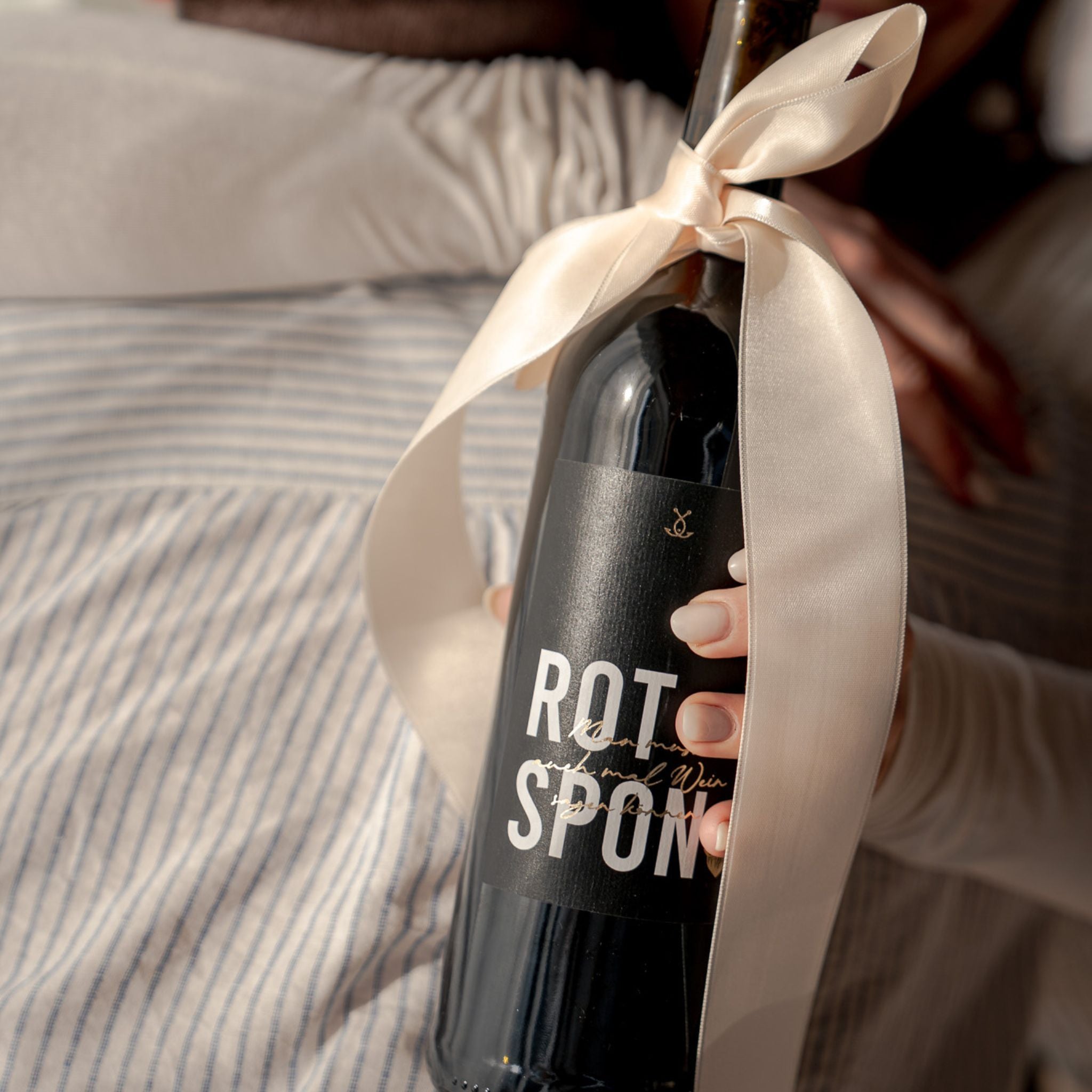 Rotspon Rotwein Flasche mit Schleife – Geschenkidee Wein