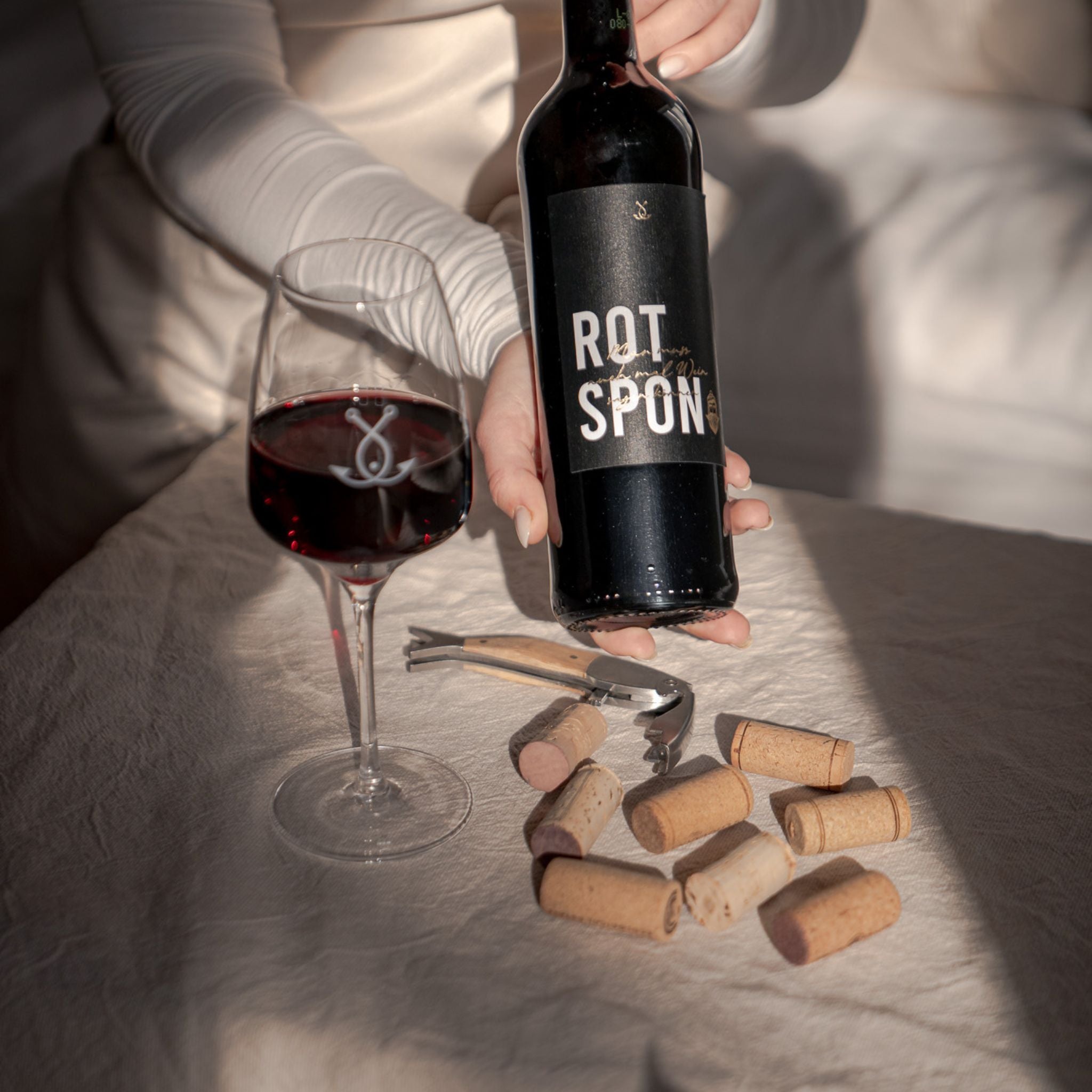 Rotspon Rotwein im Glas mit Korken – Lübecker Rotwein