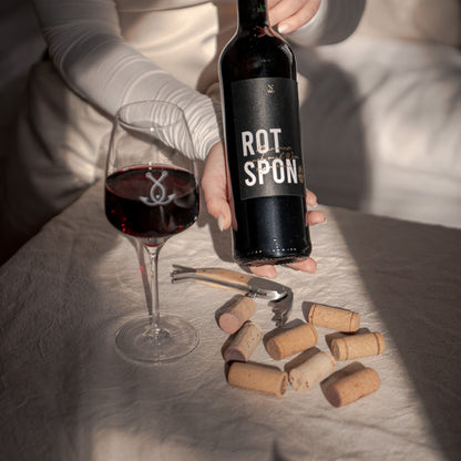 Rotspon Rotwein im Glas mit Korken – Lübecker Rotwein
