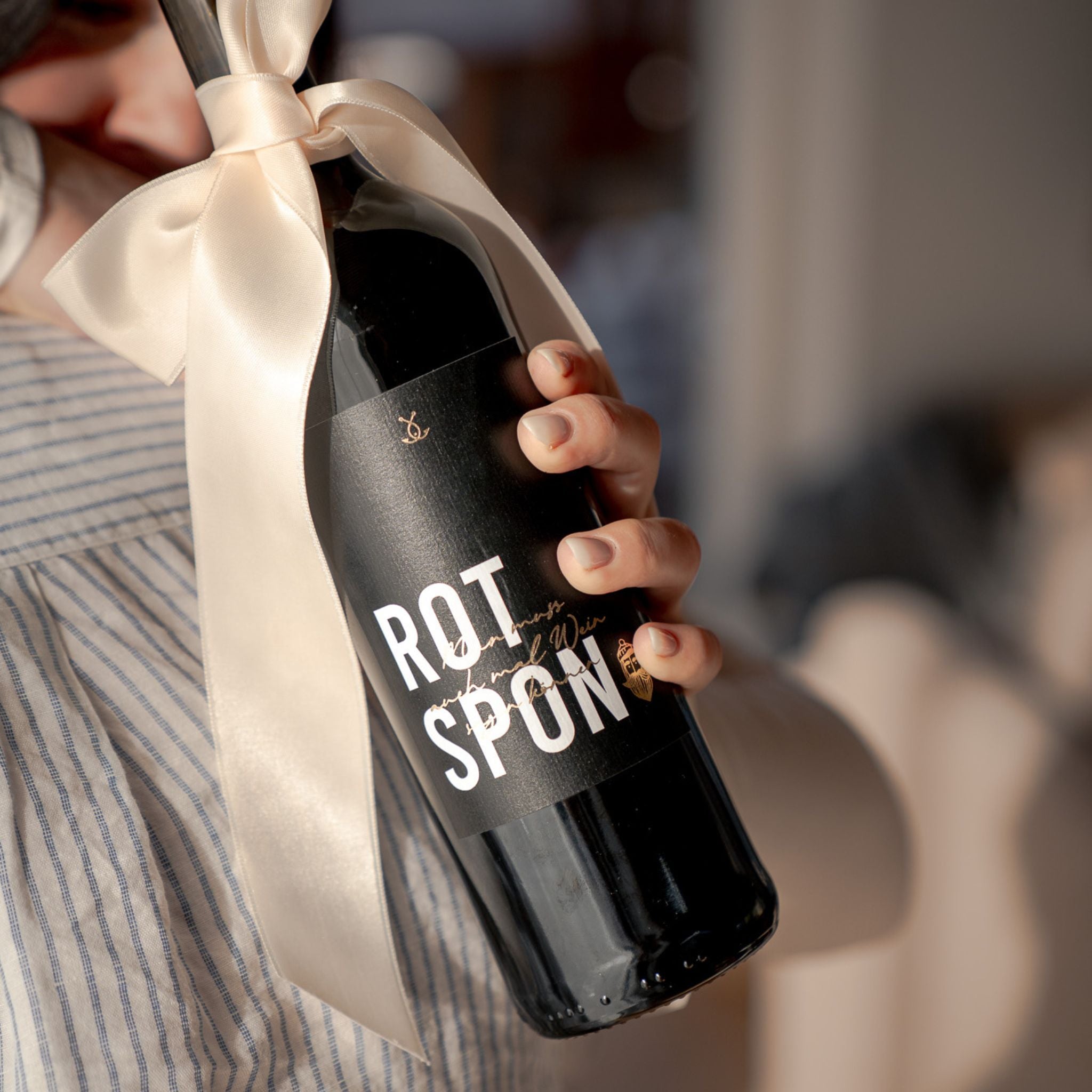 Rotspon Rotwein Detailaufnahme Flasche mit Schleife
