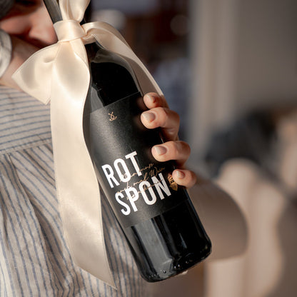 Rotspon Rotwein Detailaufnahme Flasche mit Schleife