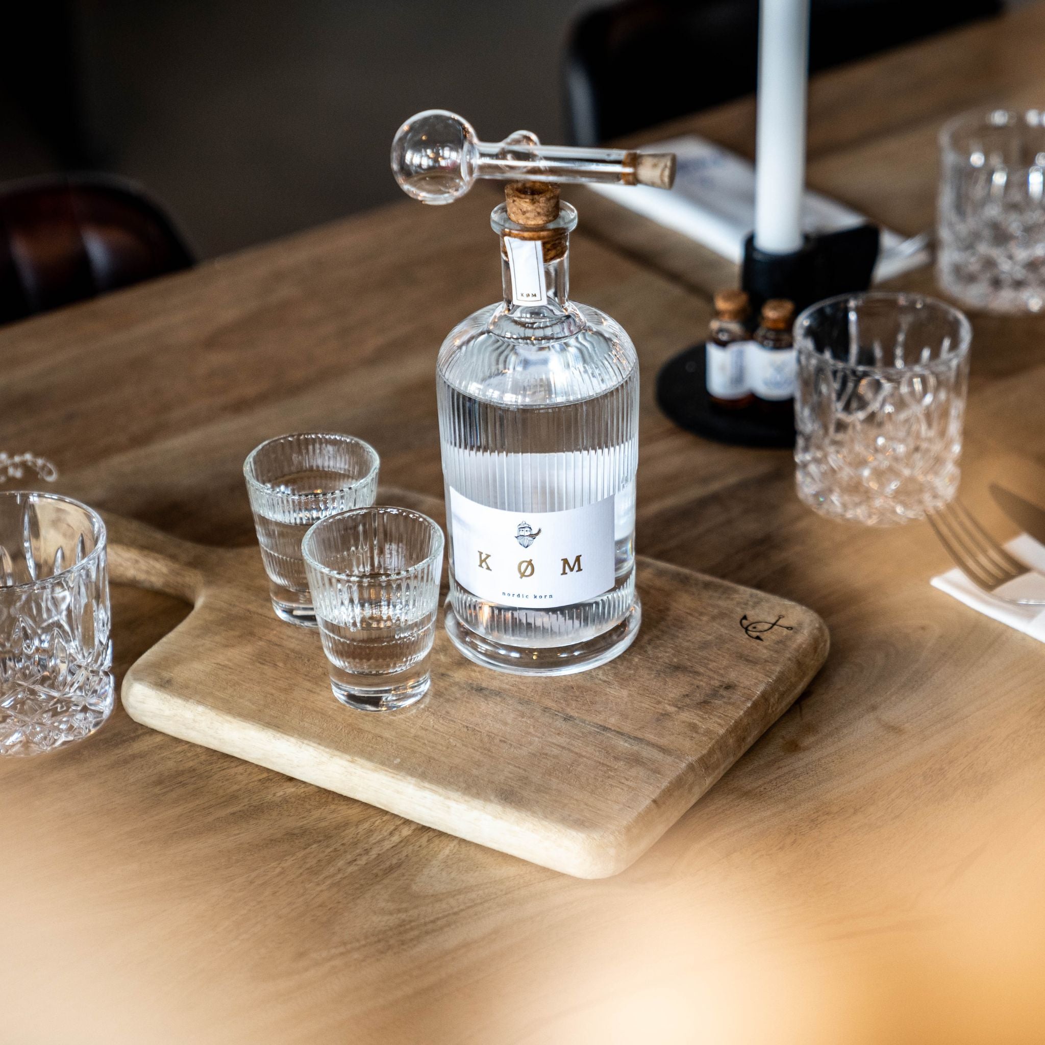 Minimalistischer Schnapsdosierer aus Glas mit Kork – elegantes Bar-Detail