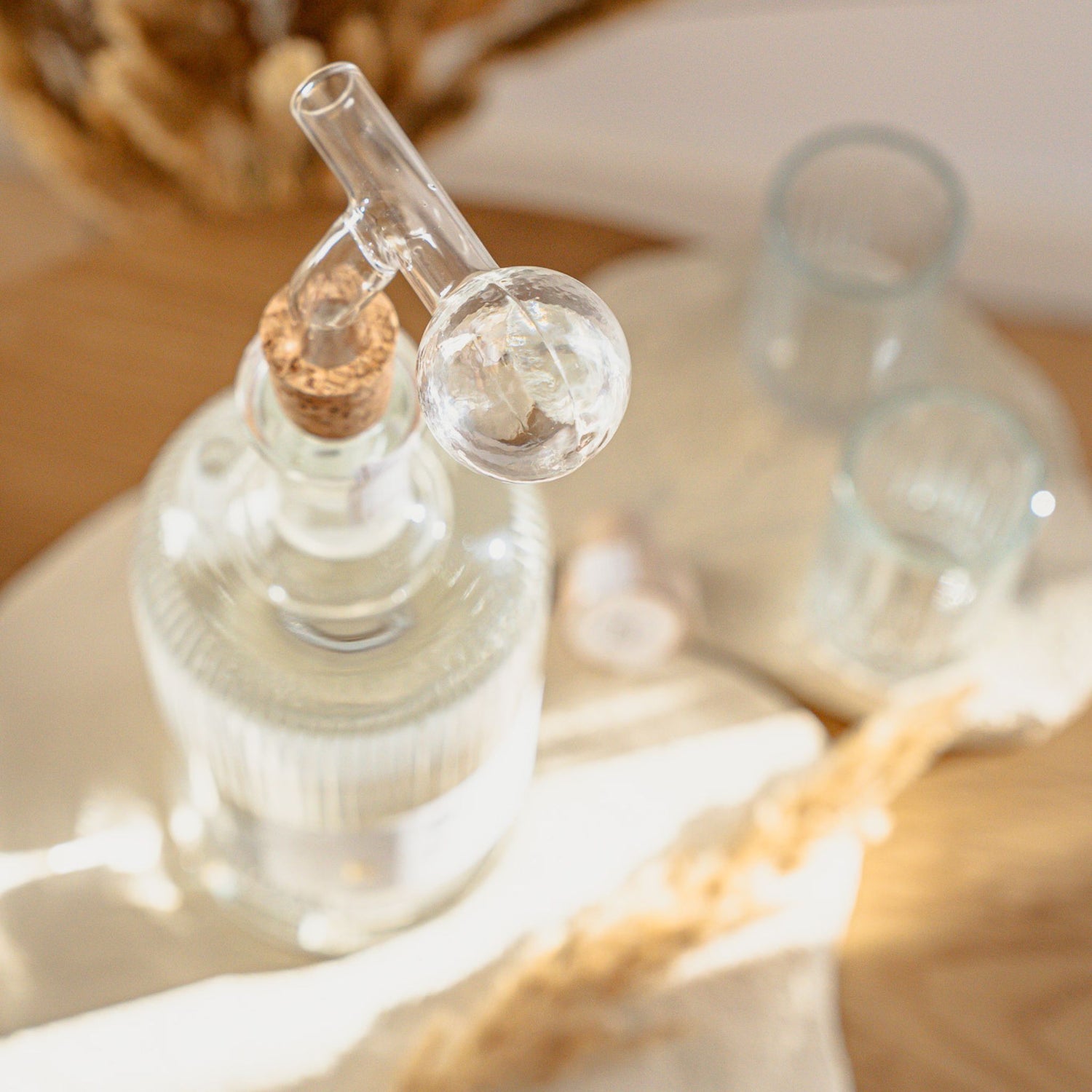 Minimalistischer Schnapsdosierer aus Glas mit Kork – elegantes Bar-Detail