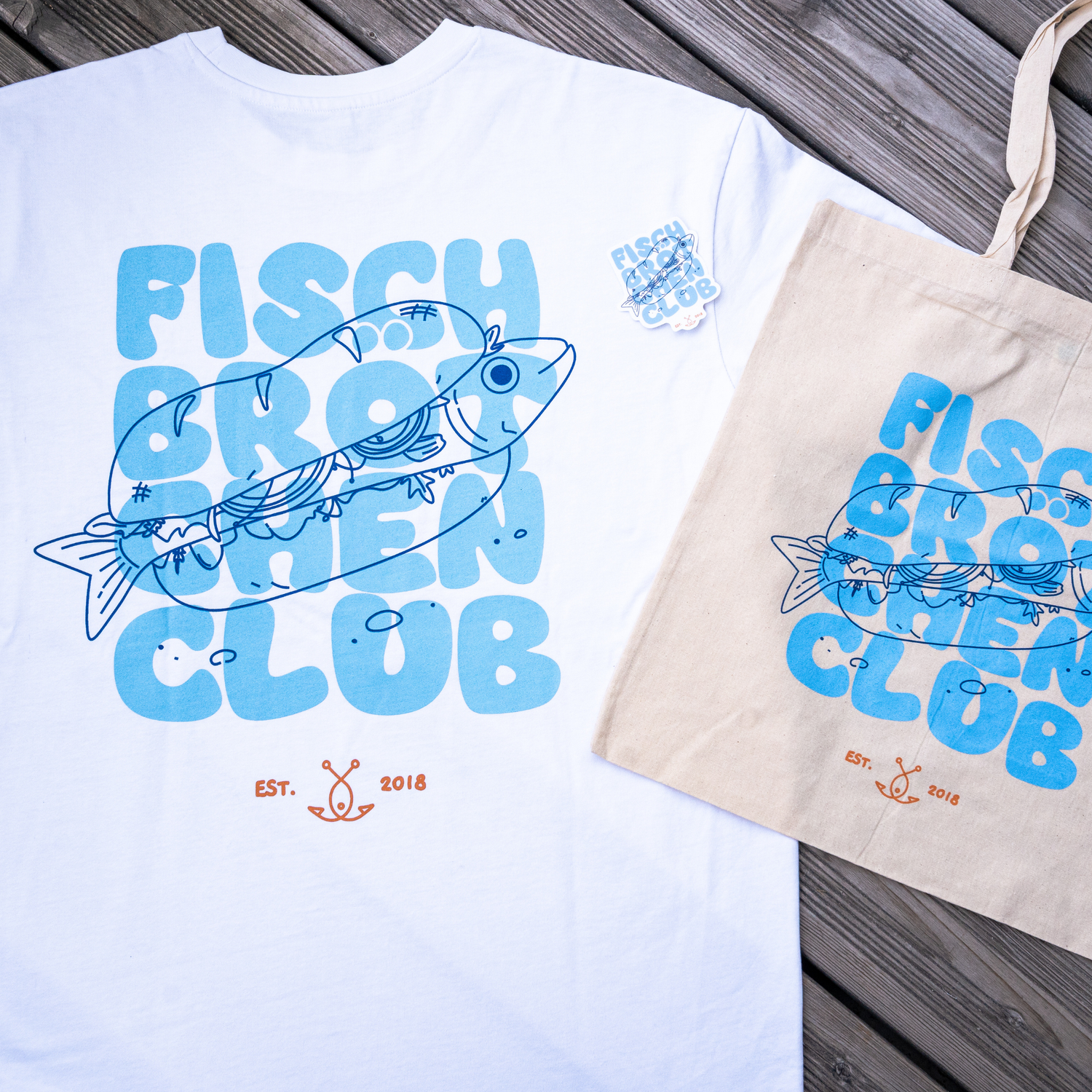 Fischbrötchenclub Set mit T-Shirt, Jute-Beutel und Sticker auf Holzsteg