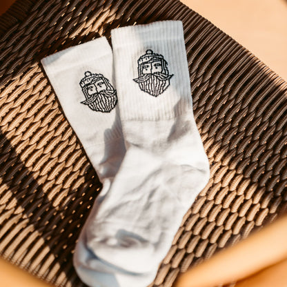 Weiße Socken mit Matrosen-Logo als Produktbild auf hellem Hintergrund