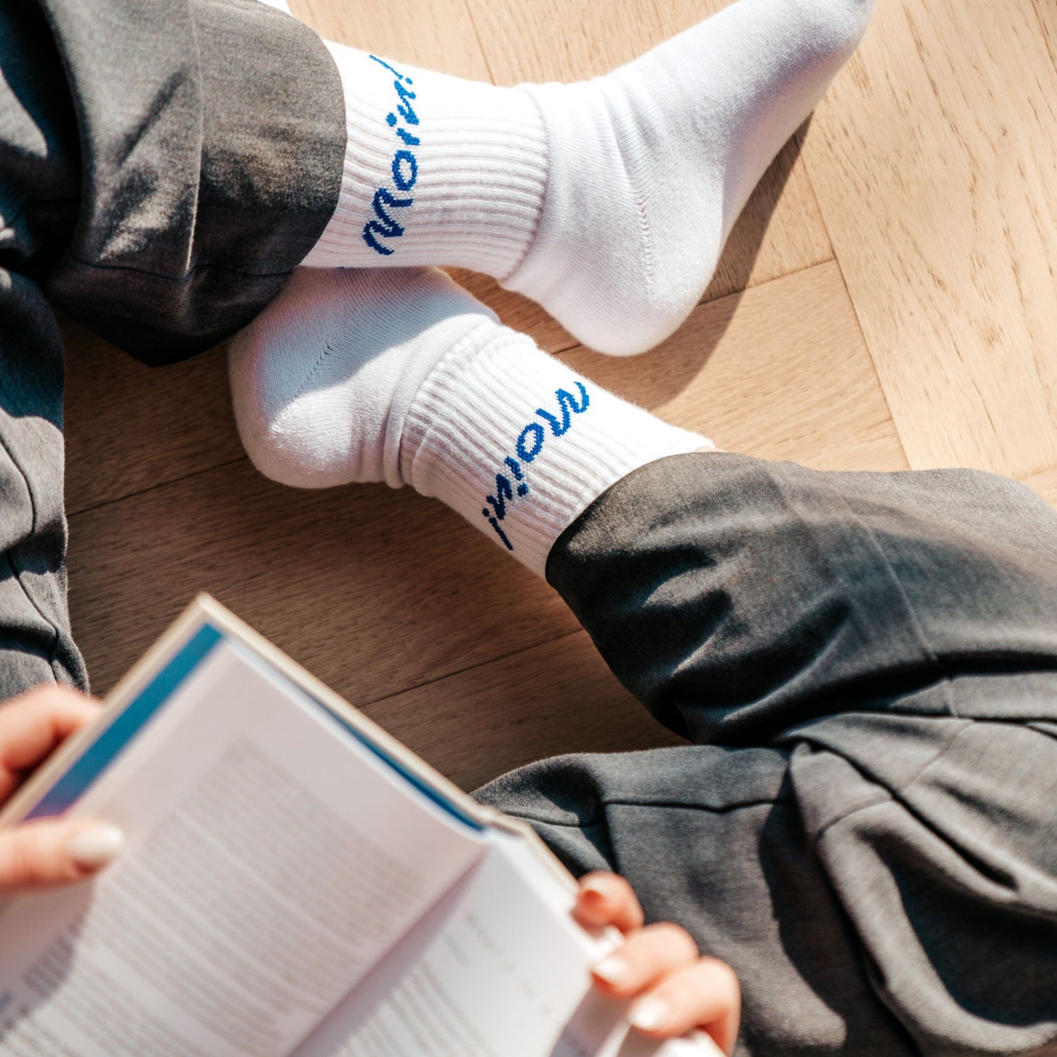 Lifestyle Bild: Person sitzt entspannt und trägt weiße Socken mit Matrosen-Design
