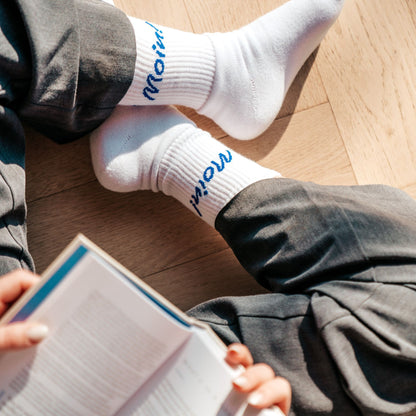 Lifestyle Bild: Person sitzt entspannt und trägt weiße Socken mit Matrosen-Design