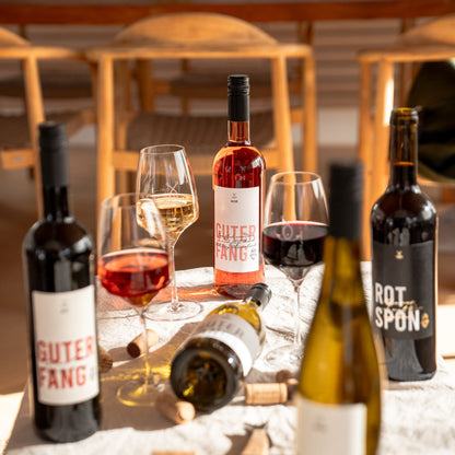 Fangfrisch Weinreise mit gefüllten Weingläsern – Rosé, Weiß- und Rotwein im Set genießen