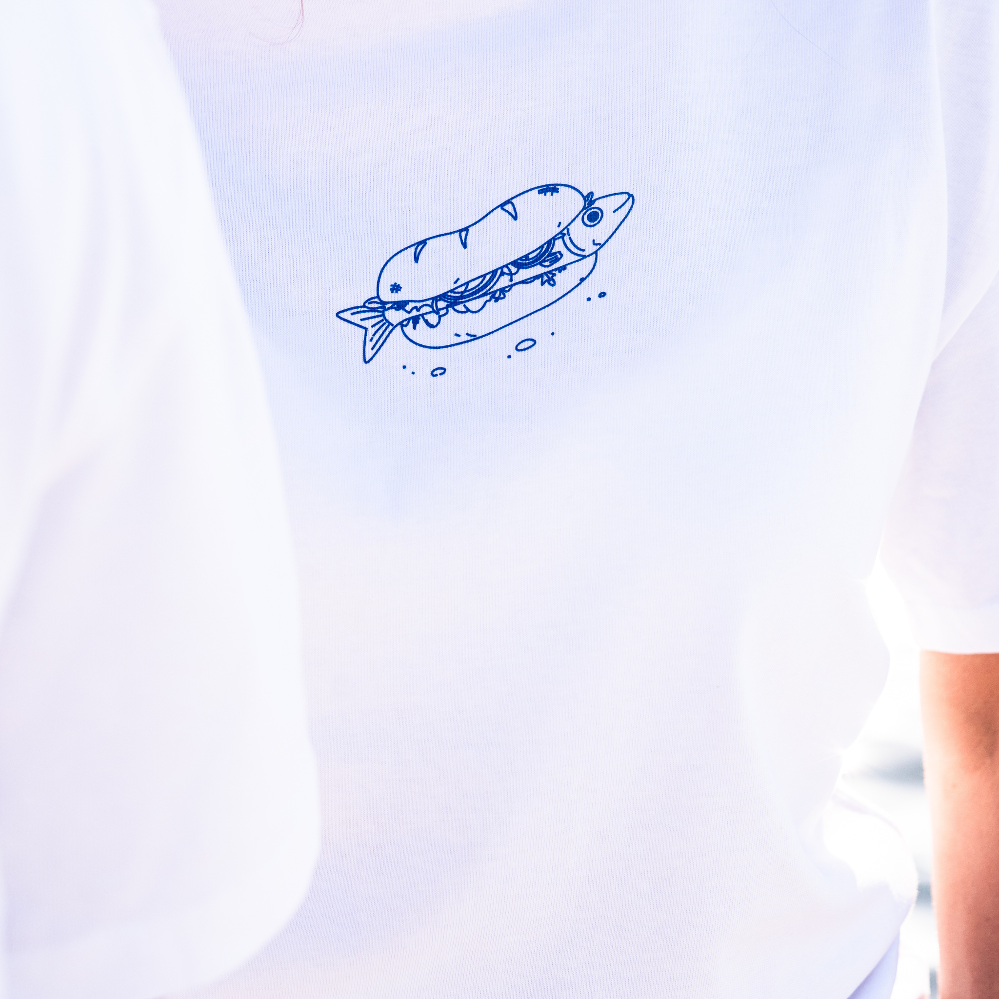 Fischbrötchenclub T-Shirt Detailansicht Brust-Print in Blau