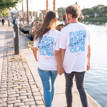 Paar mit Fischbrötchenclub T-Shirts am Hafen in Lübeck