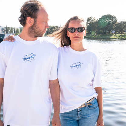 Paar mit Fischbrötchenclub T-Shirts vor dem Wasser in Lübeck
