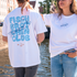 Paar mit Fischbrötchenclub T-Shirts Rücken- und Frontansicht in der Lübecker Altstadt