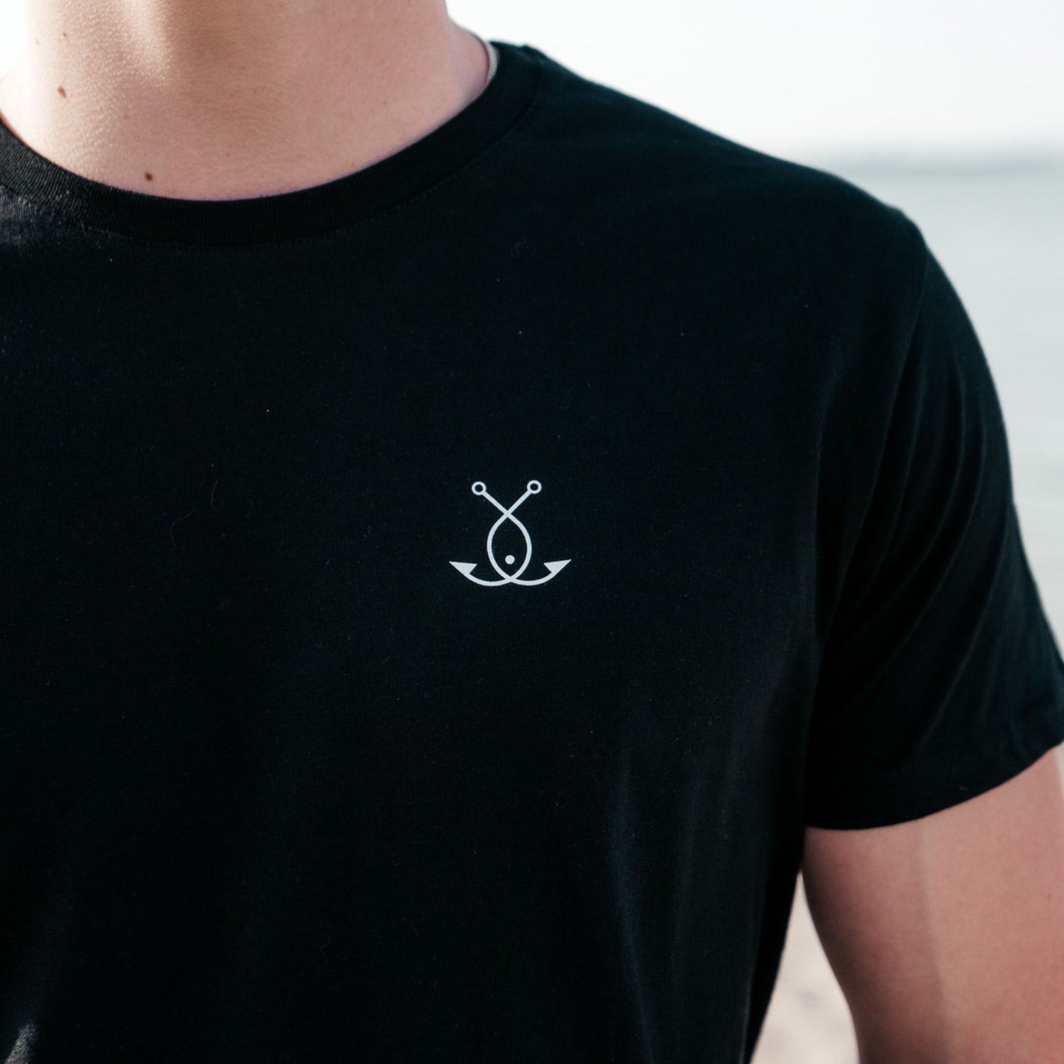 Schwarzes T-Shirt NICHT DORSCHDREHEN mit kleinem Fangfrisch Logo auf der Brust – minimalistisches Design