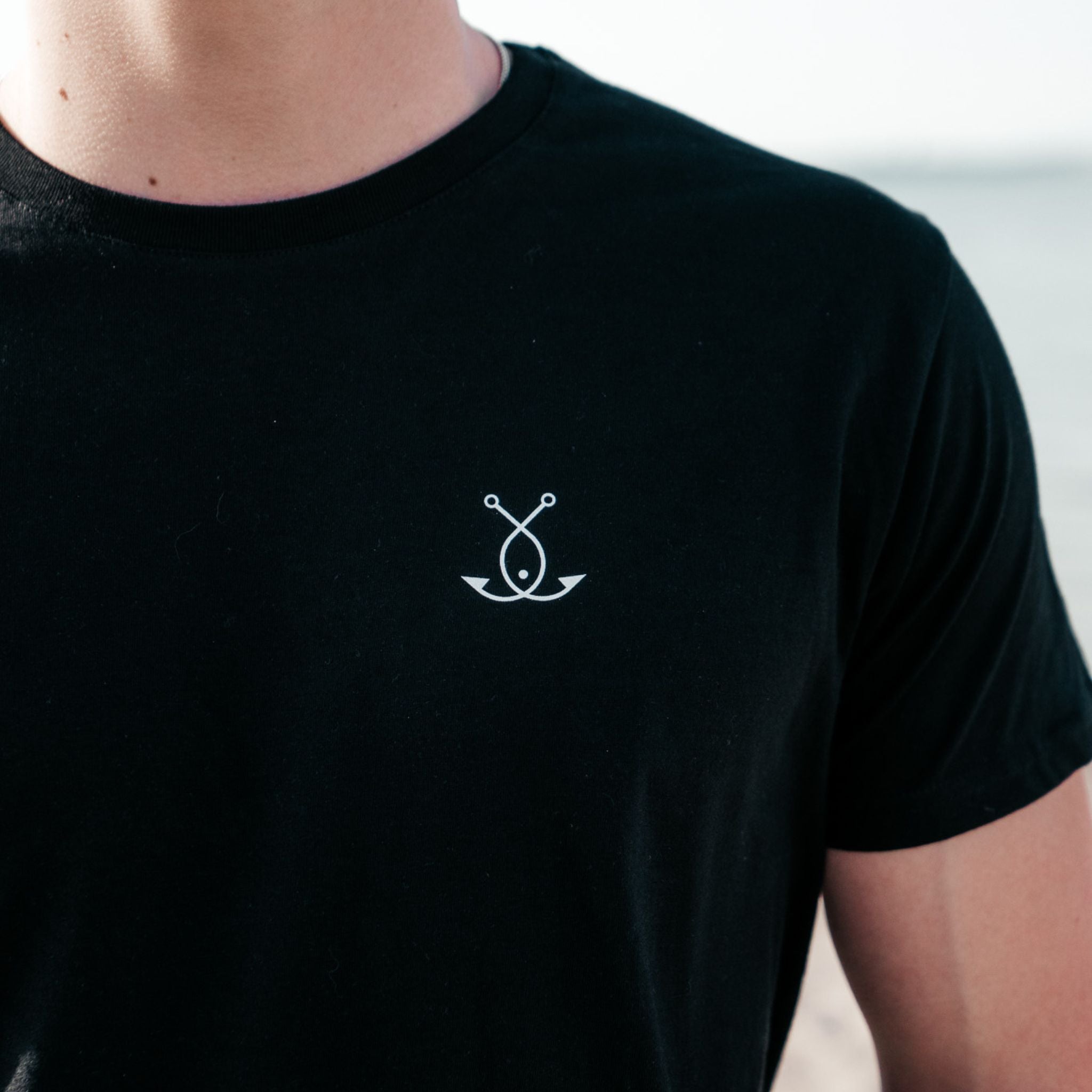 Schwarzes T-Shirt NICHT DORSCHDREHEN mit kleinem Fangfrisch Logo auf der Brust – minimalistisches Design
