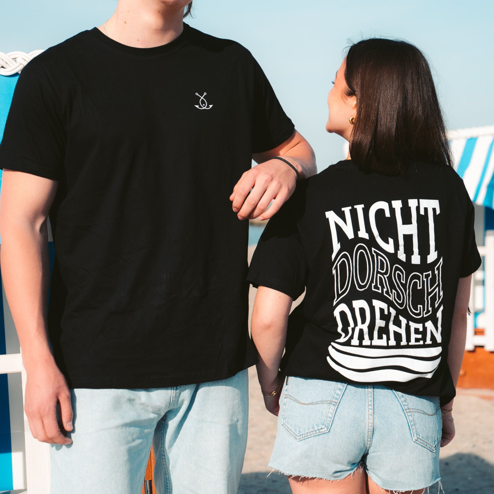 Schwarzes T-Shirt NICHT DORSCHDREHEN von Fangfrisch – Front- und Rückseite getragen am Strand