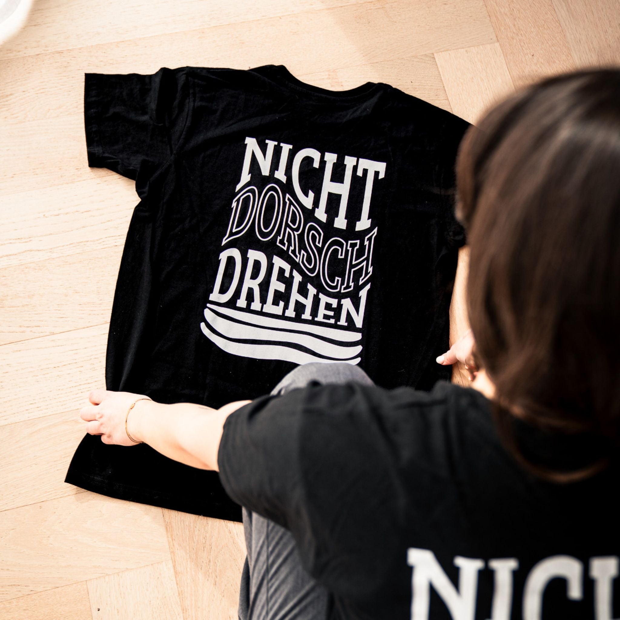  T-Shirt NICHT DORSCHDREHEN flach ausgelegt – großer Rückenprint mit maritimem Design