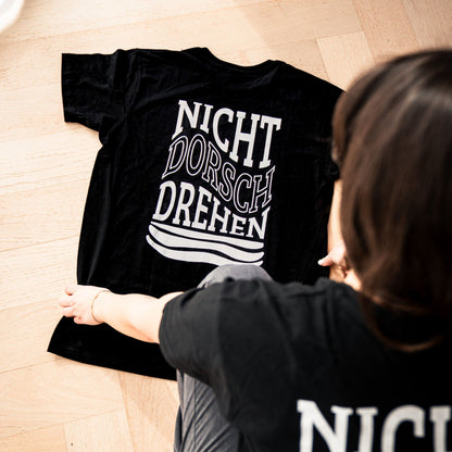  T-Shirt NICHT DORSCHDREHEN flach ausgelegt – großer Rückenprint mit maritimem Design
