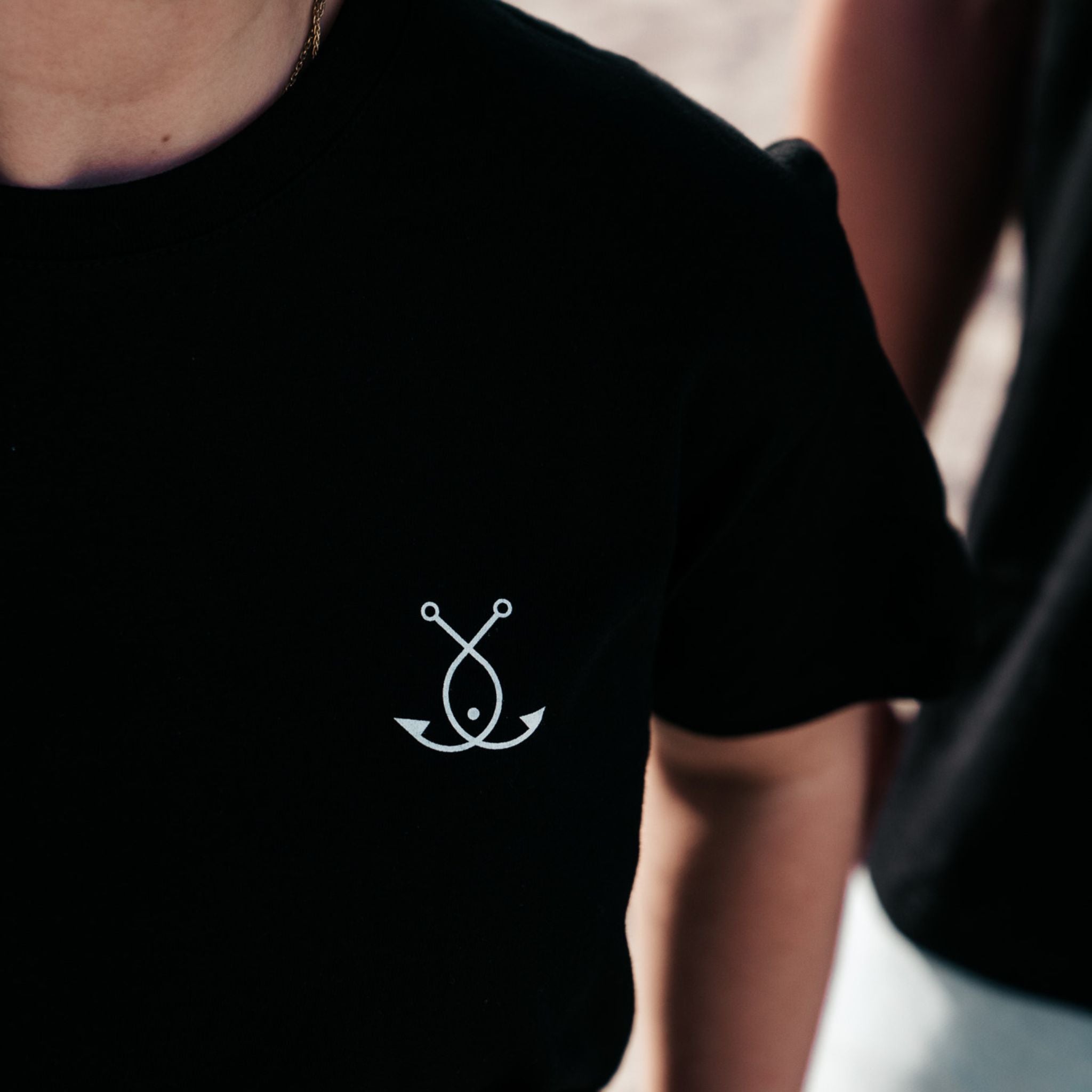 T-Shirt Nicht DORSCHDREHENin Detailansicht Brust-Logo Anker